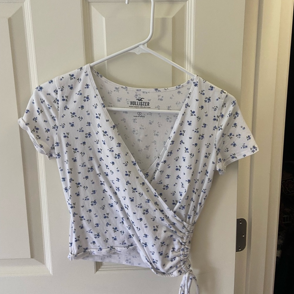 Floral Hollister top
